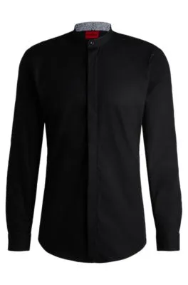 Camisa slim fit de algodón con detalles estampados en el interior de la tapeta