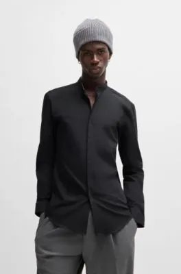Camisa slim fit de algodón con detalles estampados en el interior de la tapeta