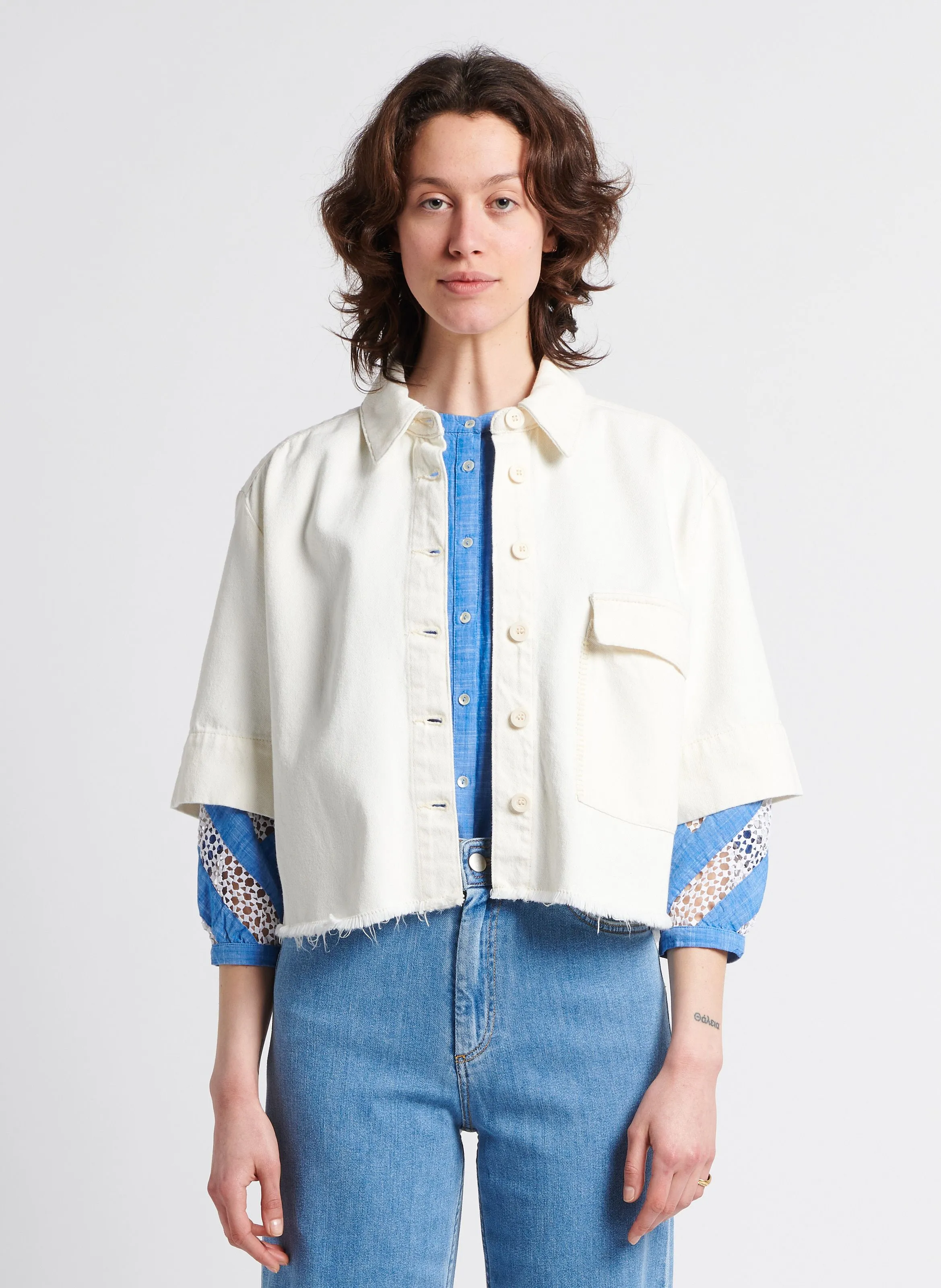 HUMILITY Chaqueta recta vaquera de algodón con bordes sin rematar en blanco